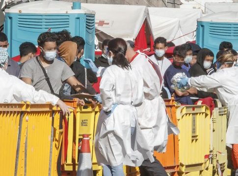 Todavía hay 1.334 migrantes en el Muelle de Arguineguín tras los últimos traslados Todavía hay 1.334 migrantes en el Muelle de Arguineguín tras los últimos traslados