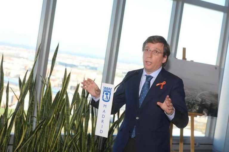 Almeida reprocha a Celaá que 