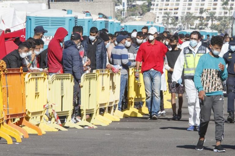 Los migrantes que permanecen en el Muelle de Arguineguín bajan a 860