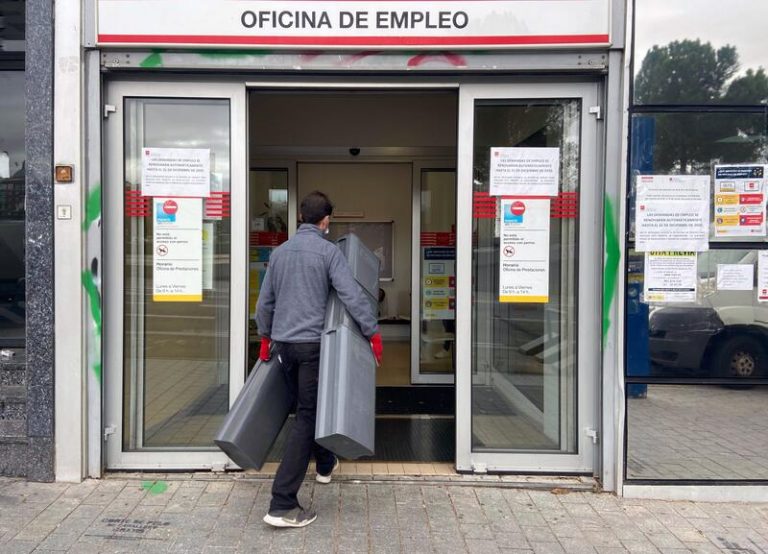 Trabajo contrata informáticos para solucionar el colapso online del SEPE