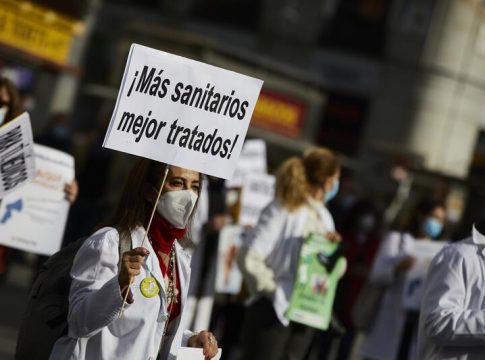 Ayuso renovará hasta junio a los 11.000 sanitarios contratados en la pandemia Ayuso renovará hasta junio a los 11.000 sanitarios contratados en la pandemia