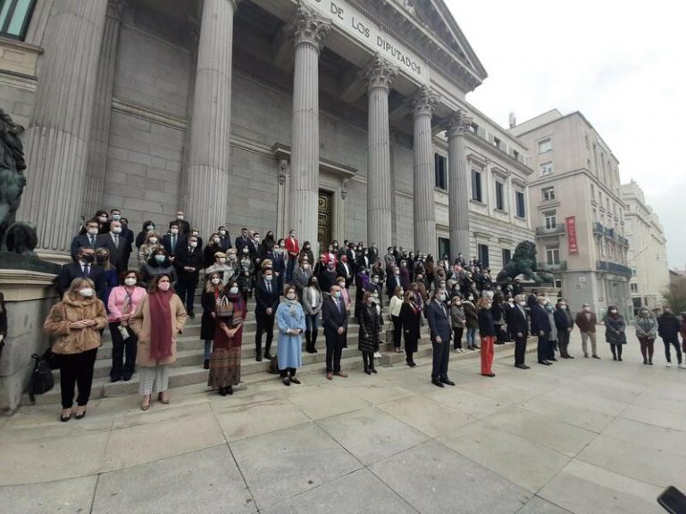 Vox se salta el minuto de silencio por las víctimas de violencia de género