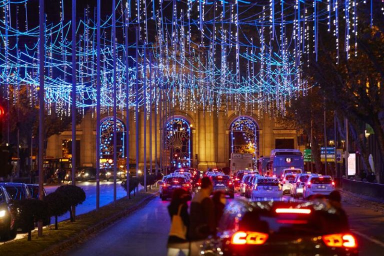 Madrid se llena de luces, vuelve el belén de Cibeles y el 'Price en Navidad'