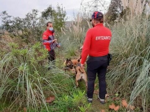 La Ertzaintza sigue buscando restos humanos en el monte Rontegi de Barakaldo La Ertzaintza sigue buscando restos humanos en el monte Rontegi de Barakaldo