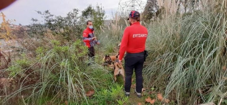 La Ertzaintza sigue buscando restos humanos en el monte Rontegi de Barakaldo
