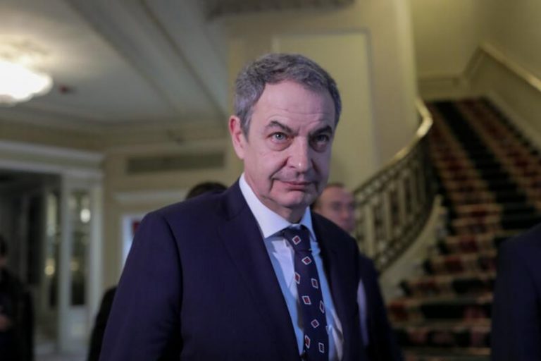 Zapatero censura la carta de mandos retirados al Rey criticando al Gobierno