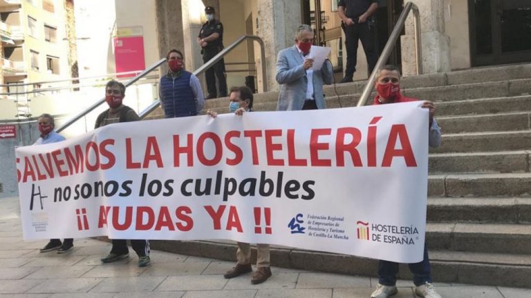 Hosteleros de Sevilla convocan caceroladas y una manifestación
