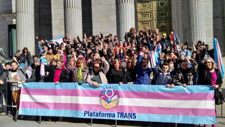 Feministas denuncian en el Congreso la Ley trans del Gobierno por 