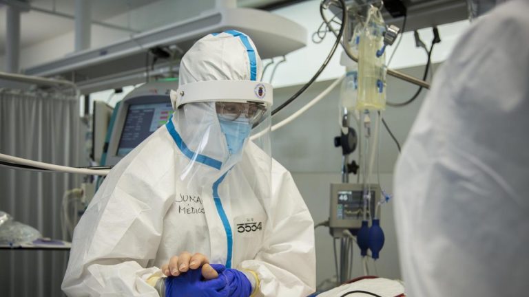 Cantabria suma tres nuevos fallecidos y la ocupación de las UCI llega al 33%