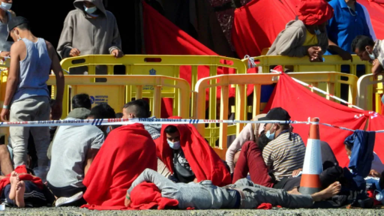 Ocho de cada diez españoles ven prioritario que los migrantes aporten económicamente si quieren quedarse