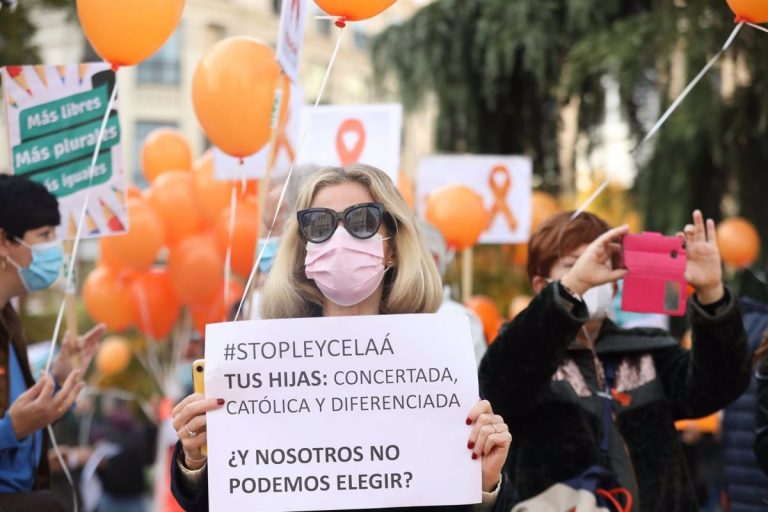 PP, Cs y Vox se unen a la concentración de la concertada contra la 'Ley Celaá'