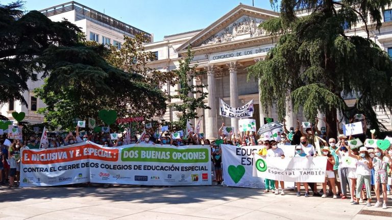 Colegios concertados y familias valencianas cuelgan lazos naranjas contra la 'ley Celaá'