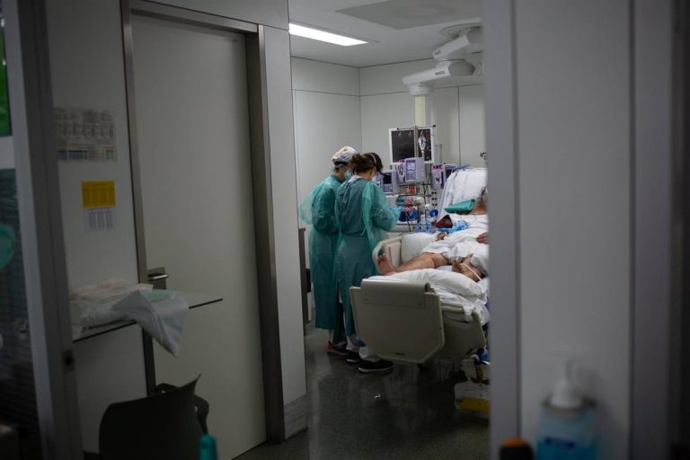 Extremadura suma 15 fallecidos en un día en el que baja el número de hospitalizados hasta 460