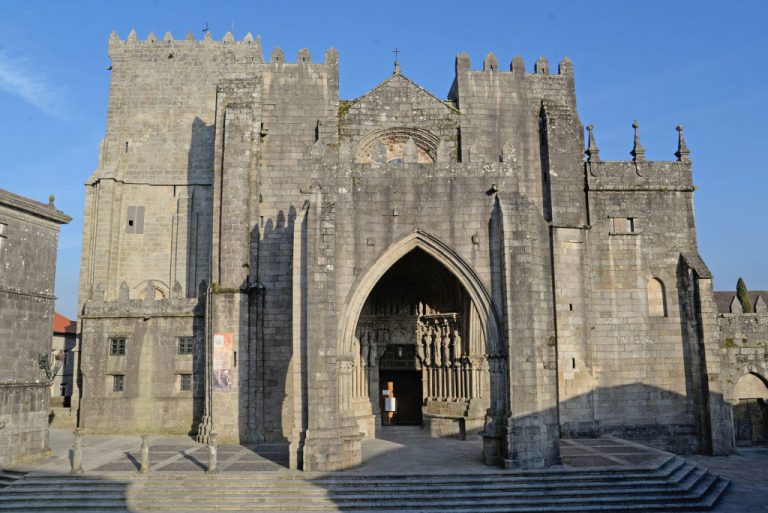 Ayuntamiento y Obispado de Tui-Vigo firman un convenio para el mantenimiento del patrimonio histórico de la Iglesia