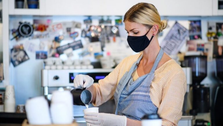 Los desplazamientos a tiendas y restauración sufren una caída del 40% en España