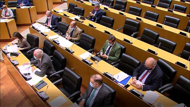 Congreso pide al Gobierno acelerar la entrega a las CCAA de los dispositivos electrónicos para la educación