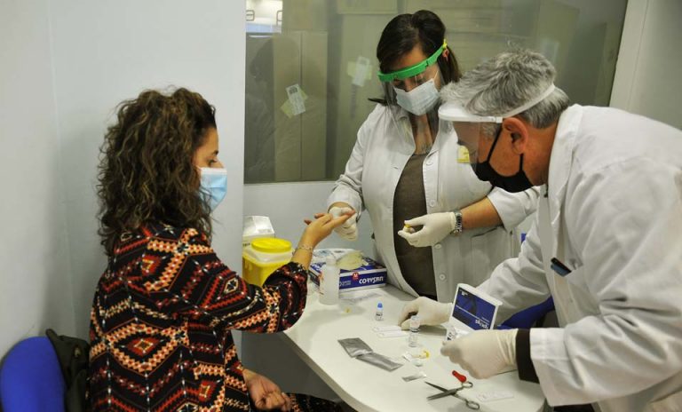 Vuelven a caer a 457 los contagios diarios en toda Galicia