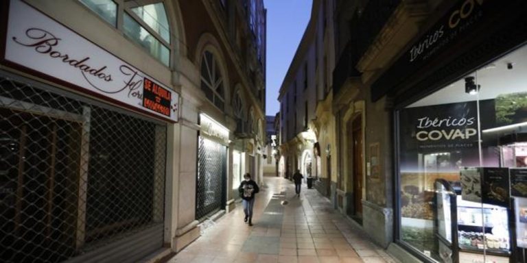 Andalucía sólo permite a grandes superficies vender alimentos y productos de limpieza