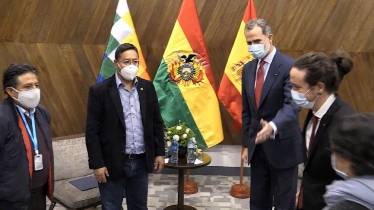 El Rey Felipe VI, acompañado de Iglesias, se reúne con Arce antes de su asunción como presidente