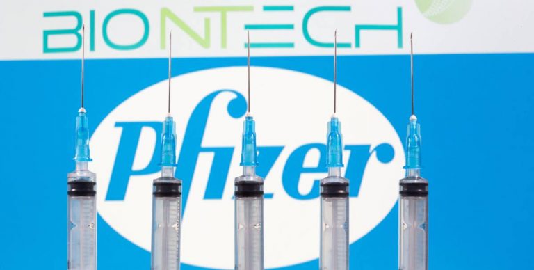 Bruselas aprueba el acuerdo con Pfizer y BioNTech para comprar 300 millones de dosis de su vacuna