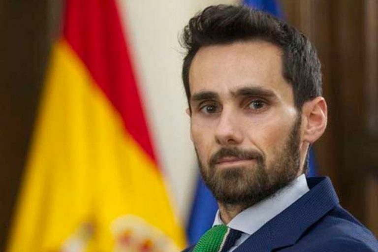 Interior: Los migrantes están en el puerto de Arguineguin lo 