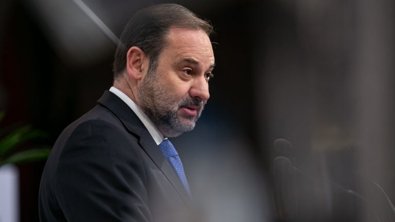 Ábalos avisa a Felipe González de las alabanzas de la derecha