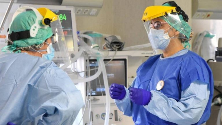 Los contagios en Castilla-La Mancha siguen descendiendo con una bajada del 37,7%