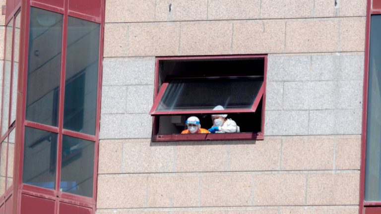 Las residencias de Galicia rebasan los 400 casos tras un brote en un centro