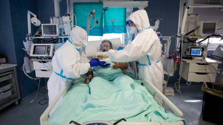 La ocupación de las UCI extremeñas sigue en aumento en una jornada con 447 positivos y 7 fallecidos