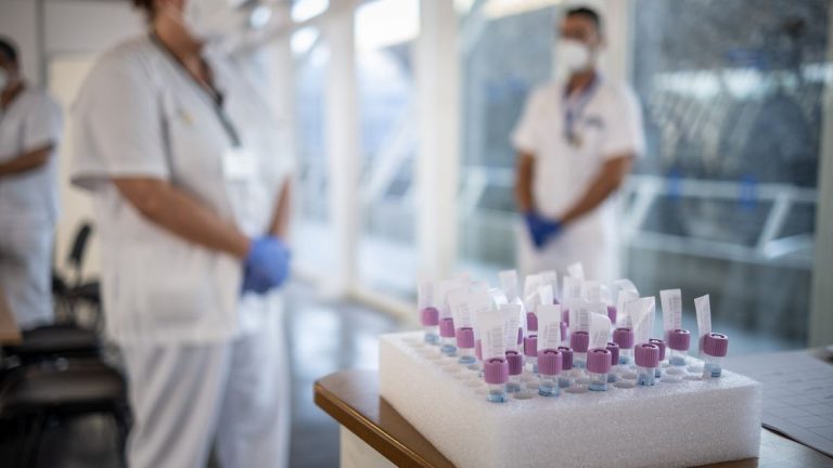 Canarias registra 116 positivos, 86 en Tenerife, y un fallecido