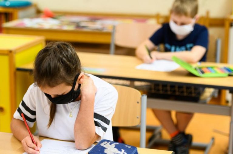 Los centros educativos gallegos frenan la subida de casos, con 1.298 y 70 aulas cerradas