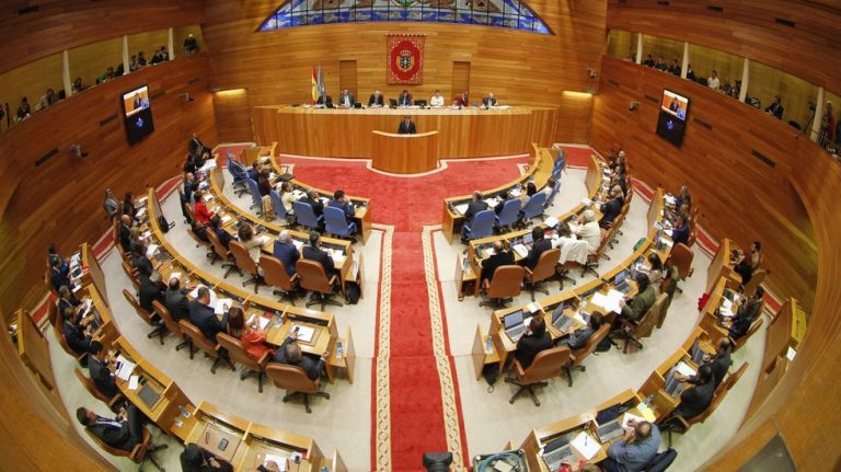 Grupos del Parlamento gallegos pactan reducir a la mitad los diputados en el hemiciclo en los plenos