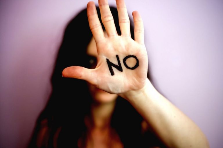 Grupos del Parlamento cántabro, acuerdan declaración por el Día contra la Violencia hacia la Mujer