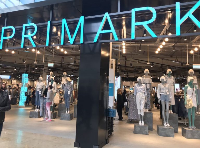 Primark gana 402 millones en su año fiscal, un 60% menos