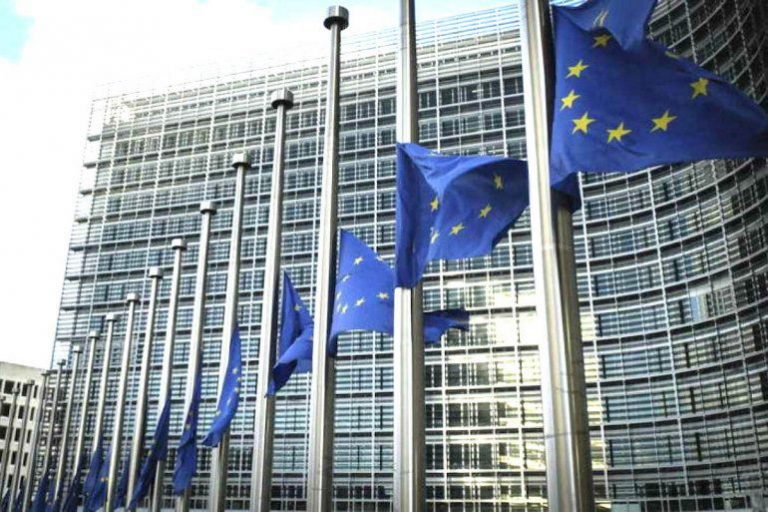 Bruselas mantiene en secreto los contratos para comprar vacunas