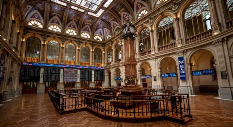 El Ibex 35 cierra casi plano (+0,04%) y no logra mantener los 8.000 puntos