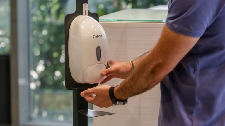 Sanidad recuerda que no todos los geles tienen capacidad desinfectante contra la Covid-19