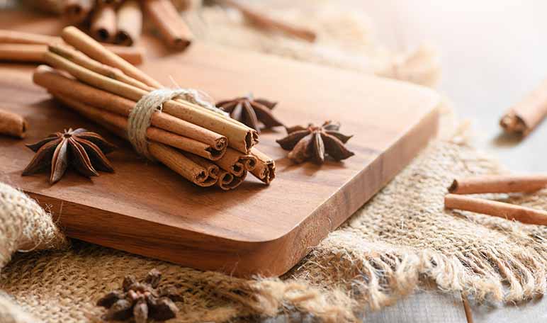 Añade ramitas de canela a las velas