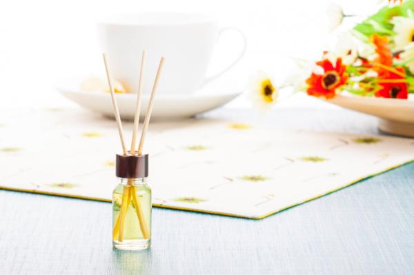 Ambientador en vasito de cristal con palitos de madera