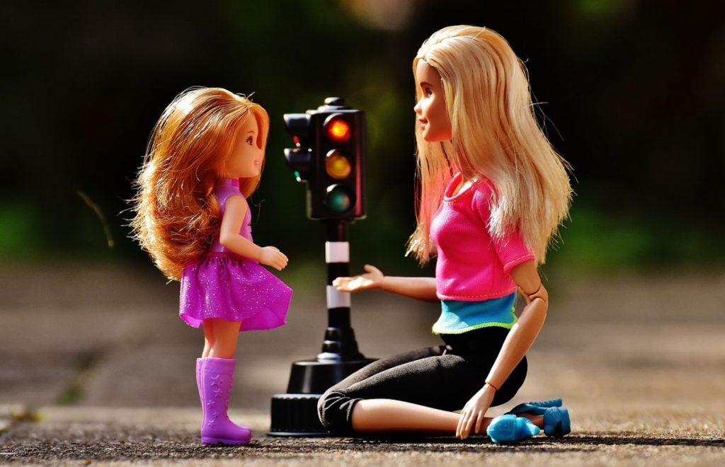 Juguetes de la infancia que hoy estarían prohibidos por sexistas 205 Barbie mamá Juguetes sexistas