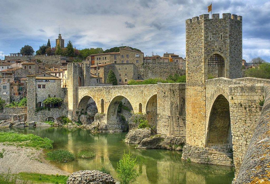 Pueblos de España que parecen de cuento de hadas 10 Besalu pont medieval