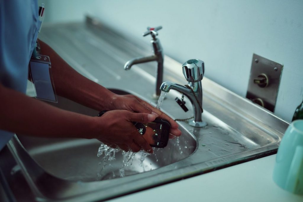 Así es el móvil anti-covid: con material antibacterial y cámara térmica 13 COVID