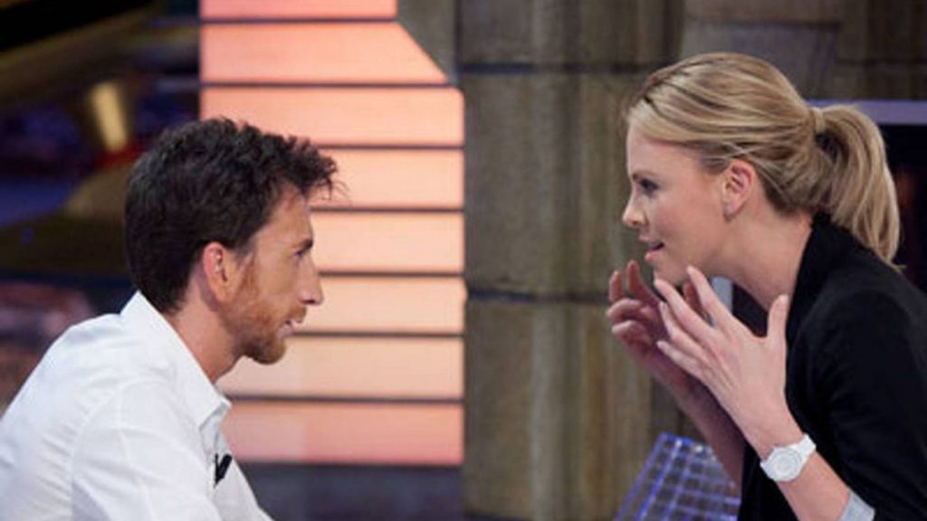 Charlize Theron: "Me pusieron música sexi y me pidieron que bailara" Maxi Iglesias