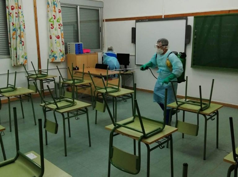 Madrid cierra el primer colegio por un brote y mantiene 1.258 aulas en cuarentena