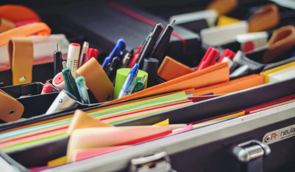 El material de oficina ya es algo obsoleto que se usaba en colegio u oficina