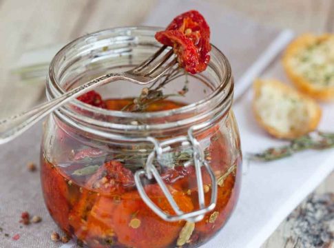 Cómo hacer tomates secos en el microondas Cómo hacer tomates secos en el microondas