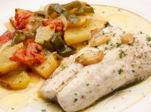 Cómo hacer una lubina al horno con patatas y cebolla Cómo hacer una lubina al horno con patatas y cebolla
