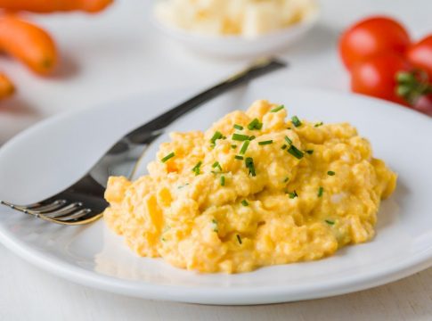 Cómo hacer unos huevos revueltos perfectos en el microondas Cómo hacer unos huevos revueltos perfectos en el microondas