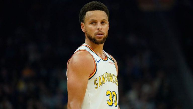 Stephen Curry encuentra en Wiseman su muro de contención