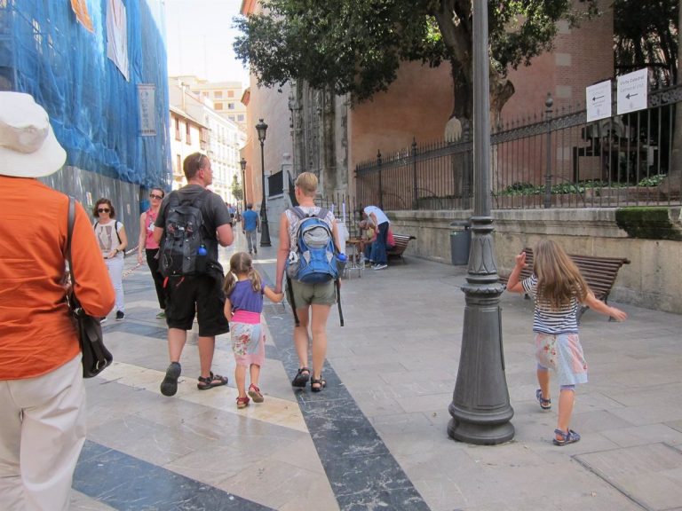 Defensor denuncia desamparo de menores tutelados por C. Valenciana al cumplir los 18